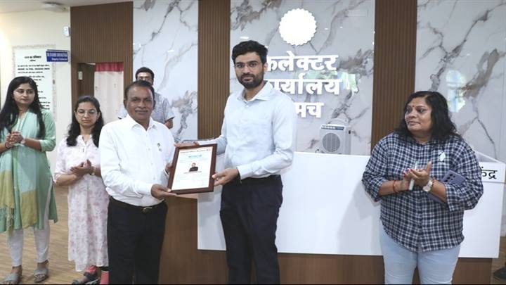 कुकडेश्‍वर के सीएमओं श्री परमार बेस्‍ट एम्‍पलाई आफ दी मंथ के पुरस्‍कार से सम्‍मानित…