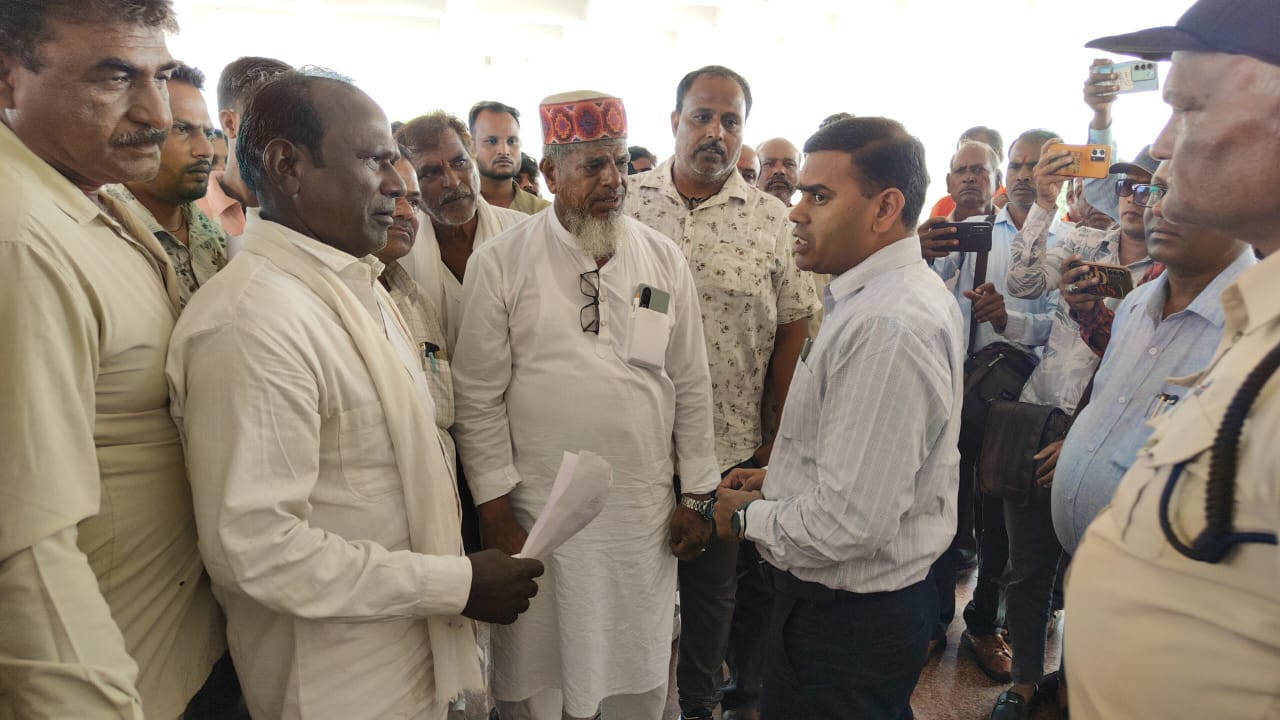 मछुआ परिवार ने आज रोजगार की समस्याओं को लेकर जिला कलेक्टर एवं पुलिस अधीक्षक मंदसौर के नाम दिया ज्ञापन पढ़े पूरी खबर…