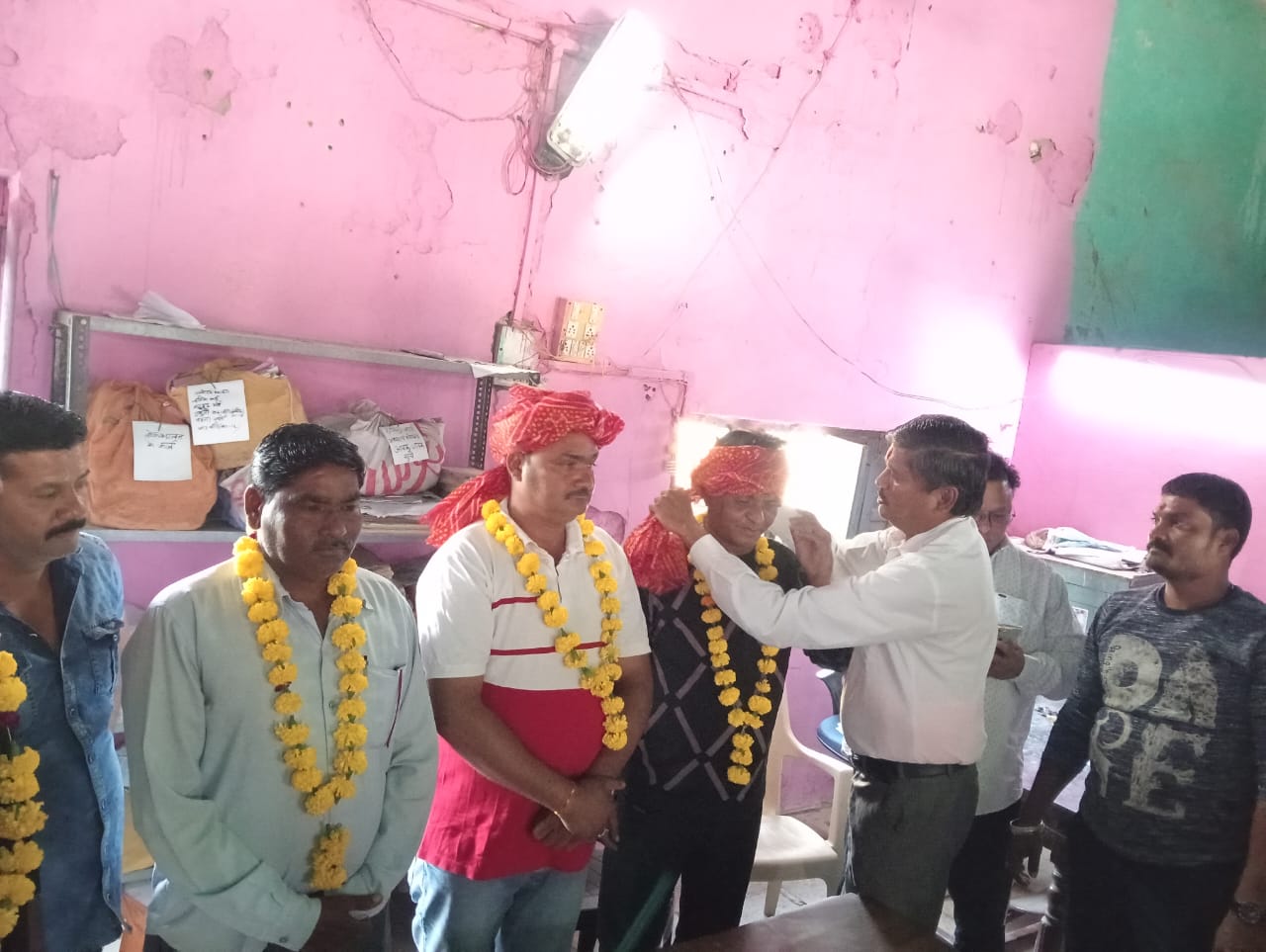 नगर परिषद में नवनियुक्त जावद नगर परिषद कर्मचारी संघ के अध्यक्ष बंजारा, उपाध्यक्ष चौपडा सहित सदस्यों का साफा बांधकर, केसरिया दुपट्टा ओढाकर, माला पहनाकर हुआ सम्मान पढ़े पूरी खबर….