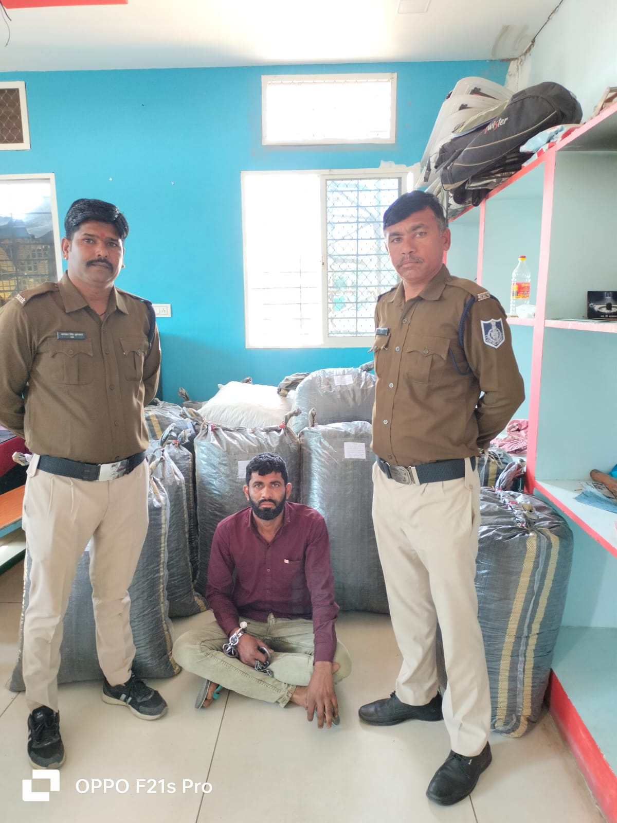 टाटा कम्पनी के टेम्पो में आरसीसी की सेंटिंग के सामान के नीचे छुपाकर,  परिवहन किया जा रहा 03 क्विंटल 24 किलोग्राम अवैध मादक पदार्थ डोडाचुरा, आरोपी चालक को पकडने में चौकी नयागाॅव थाना जावद पुलिस को मिली सफलता पढे पूरी खबर….
