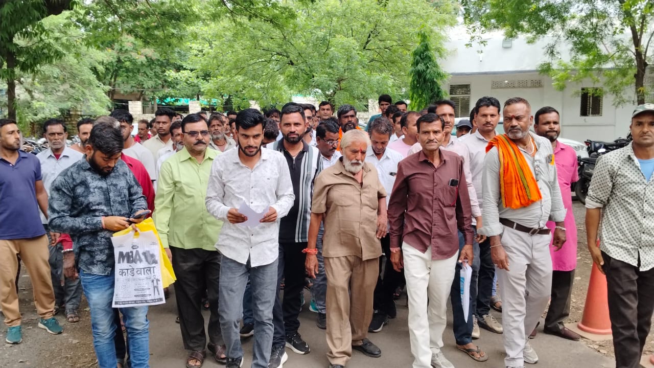 धनेरियाकलां में किसान की जमीन हथियाने के लिए खुलेआम गुंडागर्दी, चली गोलियां,पहले धमकाया फिर दो घंटे बाद कब्जा करने पहुंचा गुंडों का काफिला झुठी एफआईआर हटाने एवं एवं आरोपी विपक्षी आरोपियों के खिलाफ कार्रवाई कर न्याय दिलाने की मांग की ,धनेरिया क्षेत्र के ग्रामीण किसानों ने जिला पुलिस अधीक्षक को दिया ज्ञापन पढ़े पूरी खबर…