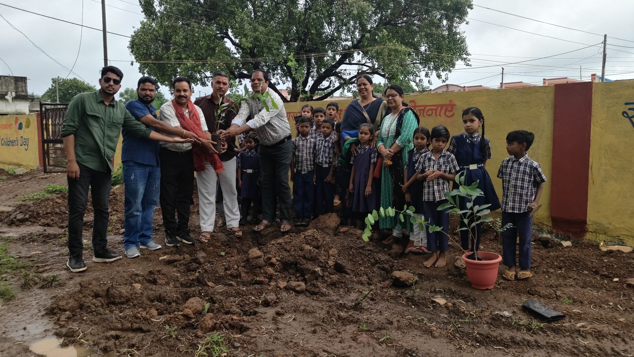 धनेरिया कला के सरपंच ने लेवड़ा गांव के शासकीय स्कूल में वृक्षारोपण कार्यक्रम सम्पन्न किया, साथ ही बच्चों को प्रमाण पत्र दिए गये पढ़े पूरी खबर…