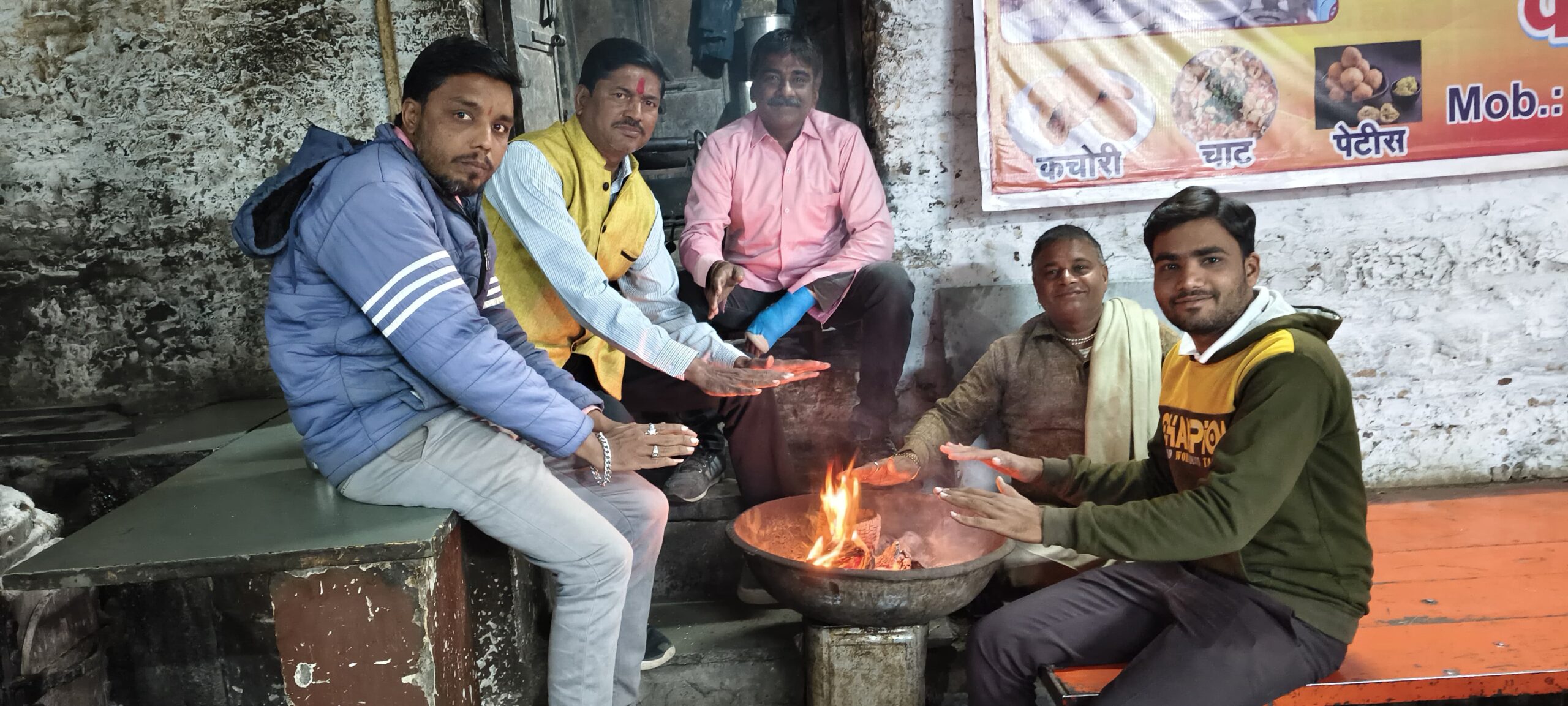 नगरवासी ठंड का मौसम में अलाव जलाकर कर रहे है बचाव, समाजसेवी द्वारा मिलेगी गर्मागर्म काफी पढ़े पूरी खबर