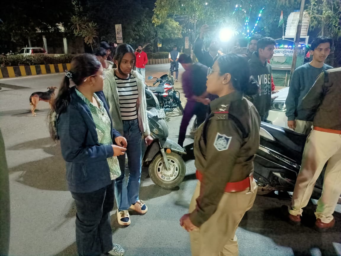 नीमच में यातायात पुलिस का विशेष अभियान: 50 चालान, ₹24,000 की वसूली; नो पार्किंग में खड़ी गाड़ियों के पहिए हुए लॉक पढ़े पूरी खबर।