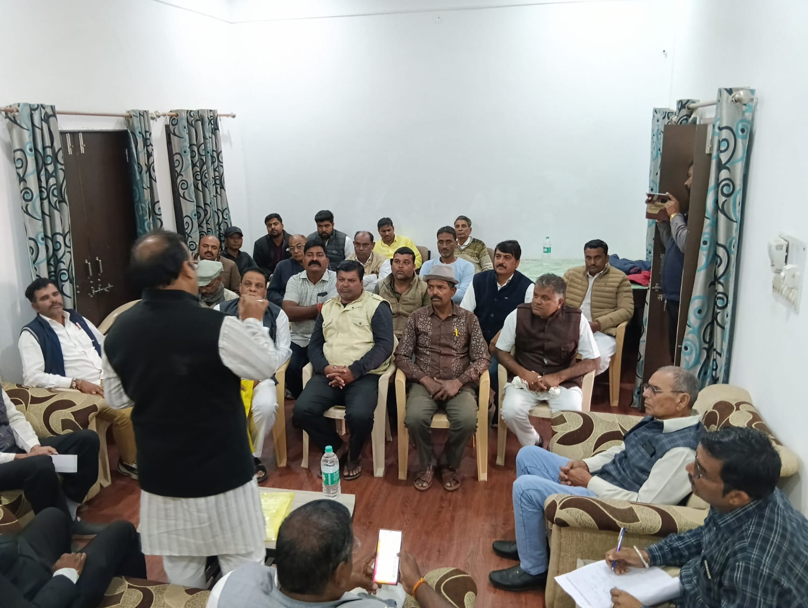 जावद: ‘मनरेगा बचाओ आंदोलन’ और पदयात्रा को लेकर कांग्रेस की रणनीति तैयार, विश्रामगृह में हुई बैठक सम्पन्न।