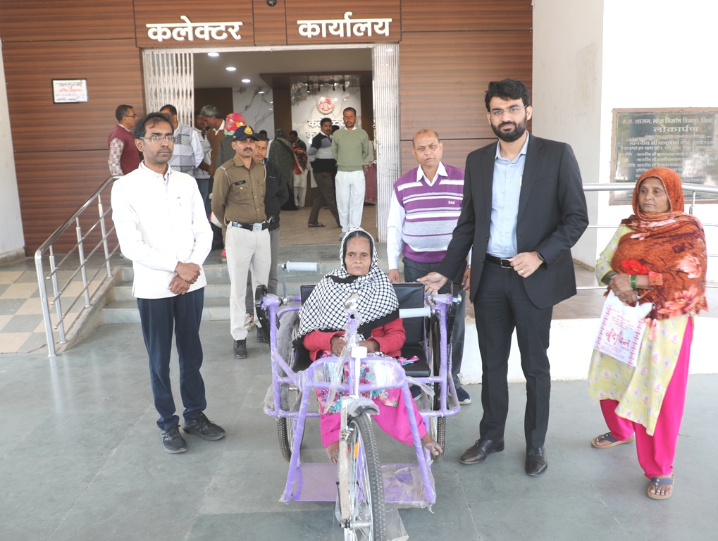 जनसुनवाई में दिव्यांग नूर बानों को कलेक्टर ने दिलाई निःशुल्क ट्राईसिकल चोथखेड़ा के धर्मसिह की जमीन से अवैध आधिपत्य हटाकर तत्काल कब्जा दिलाए-श्री चंद्रा कलेक्टर ने की जनसुनवाई- 80 आवेदकों की सुनी समस्याएं।